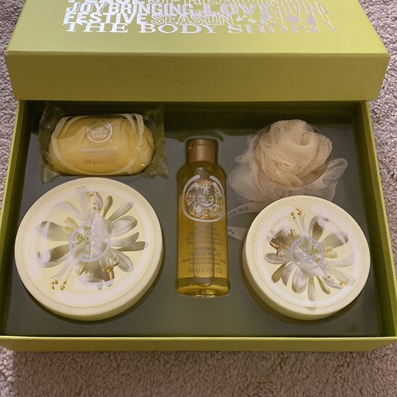 The body shop Gift Set for HER - Picture 3 of 4